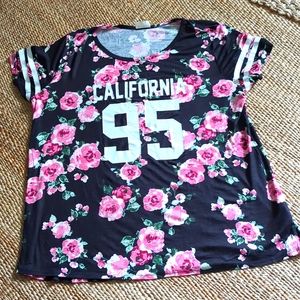 Face Kisses floral tee